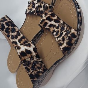 NWOB. Women's leopard print sandals Size 7.5